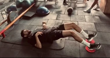 مصطفى شلبي يؤدي تدريبات بدنية في الجيم ضمن برنامج التعافي من الخلفية