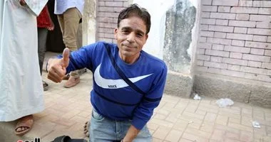 مفيش مستحيل.. مواطن من ذوى الهمم يشارك فى انتخابات النواب بالعياط