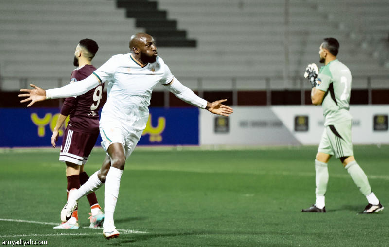 ماريجا ينقذ الدرعية أمام الفيصلي
                                                2025.11.23 | 08:08 pm
                                                أنقذ المالي موسى ماريجا، مهاجم فريق الدرعية الأول لكرة القدم، مدربه من الخسارة الثانية في دوري يلو لأندية الدرجة الأولى بعد تسجيله هدفًا فرض به التعادل 1ـ1 على الفيصلي، الأحد، ضمن منافسات الجولة التاسعة.
وسجَّل ماريجا  ...