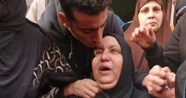 انهيار والدة وخطيبة صاحب ملجأ حيوانات ضحية صديقه أثناء جنازته.. صور