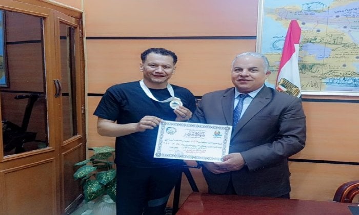 من مدرسته إلى منصة التتويج العالمي.. وكيل تعليم الفيوم يُكرّم «حسام مسعود» لفوزه ببطولة العالم للكرة الطائرة جلوس