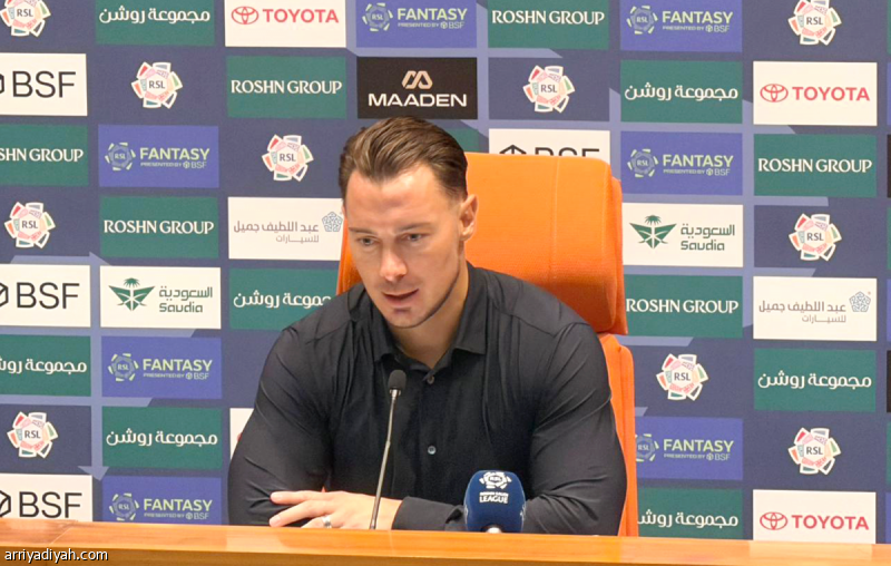 يايسله: اجتزنا معركة.. ونعاني لياقيّا
                                                2025.11.21 | 11:38 pm
                                                بيَّن الألماني ماتياس يايسله، مدرب فريق الأهلي الأول لكرة القدم، أنَّ لاعبيه انتصروا في «معركة صعبة» على القادسية، الجمعة، بفضل الروح التي أظهروها.
وفي مؤتمر صحافي تلا المباراة التي انتهت أهلاوية 2ـ1 قال يايسله: «كانت  ...