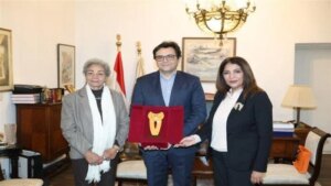 وزير الثقافة يستقبل الأديبة سلوى بكر ويُهديها درع الوزارة احتفاءً بفوزها بجائزة البريكس الأدبية