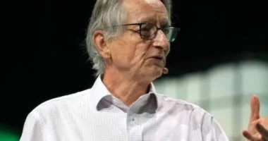 تحذير من "عراب الذكاء الاصطناعى": الوظائف البرمجية المتوسطة فى خطر