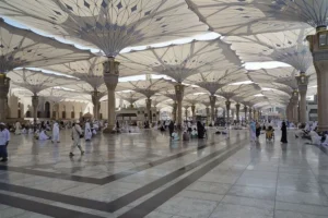 مظلات ساحات المسجد النبوي.. تحفة هندسية تستوعب اكثر من 228 الف مصل في اوقات الذروة