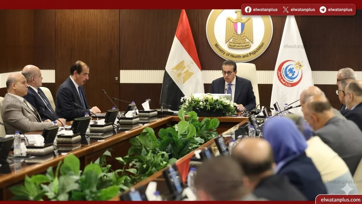 الصحة تبحث استدامة التأمين الصحي وتطوير الخدمات بالمستشفيات والعيادات