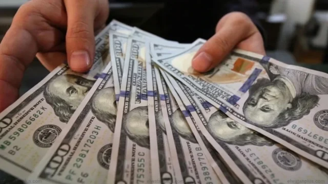 الدولار يتجاوز 53 جنيهًا في البنوك المصرية خلال منتصف تعاملات الأربعاء