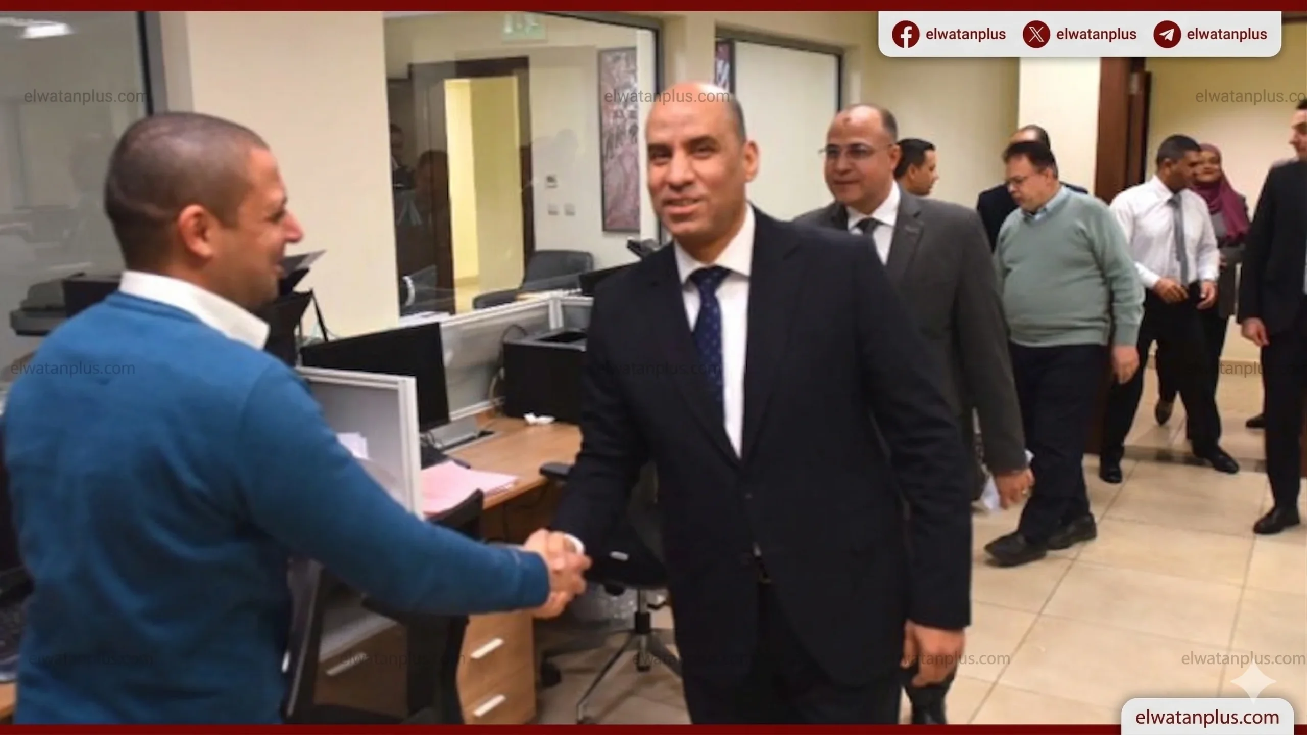 زيارة مفاجئة لوزير العمل بمكتب بدر