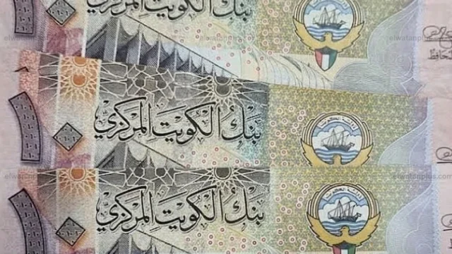 تراجع طفيف واستقرار نسبي في سعر الدينار الكويتي بالبنوك المصرية اليوم
