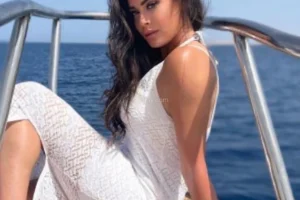 ميرنا نور الدين بإطلالة صيفية على يخت