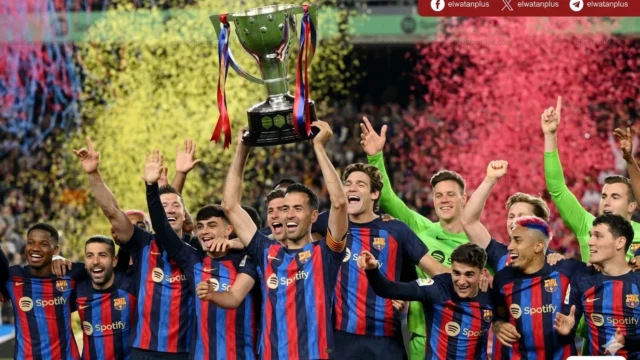 احتفالات برشلونة تتحول لمشهد طريف في تتويج الدوري الإسباني