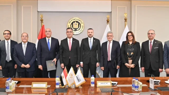 التموين وجهاز المشروعات يوقعان اتفاقًا لتحويل المنافذ التموينية إلى “CARRY ON”