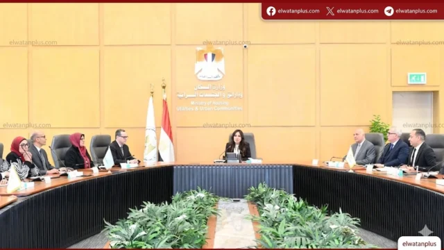 وزيرة الإسكان تتابع تقنين أوضاع الأراضي بالشروق والعبور الجديدة